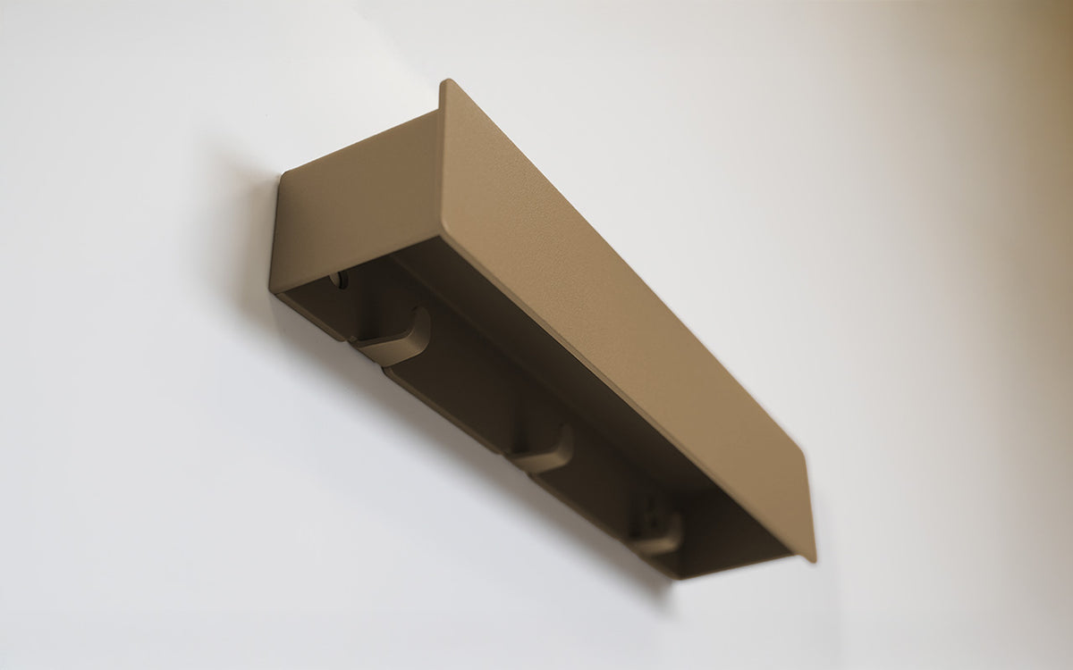 Schmales Wandboard mit versteckten Haken | Garderobe, Ablage & Schlüsselbrett ENNE 3er - golden toffee