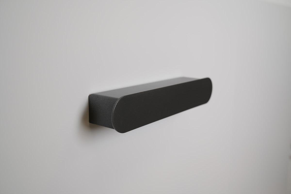 Schmales Wandboard mit versteckten Haken | Garderobe, Ablage & Schlüsselbrett ENNO 3er - carbon grey
