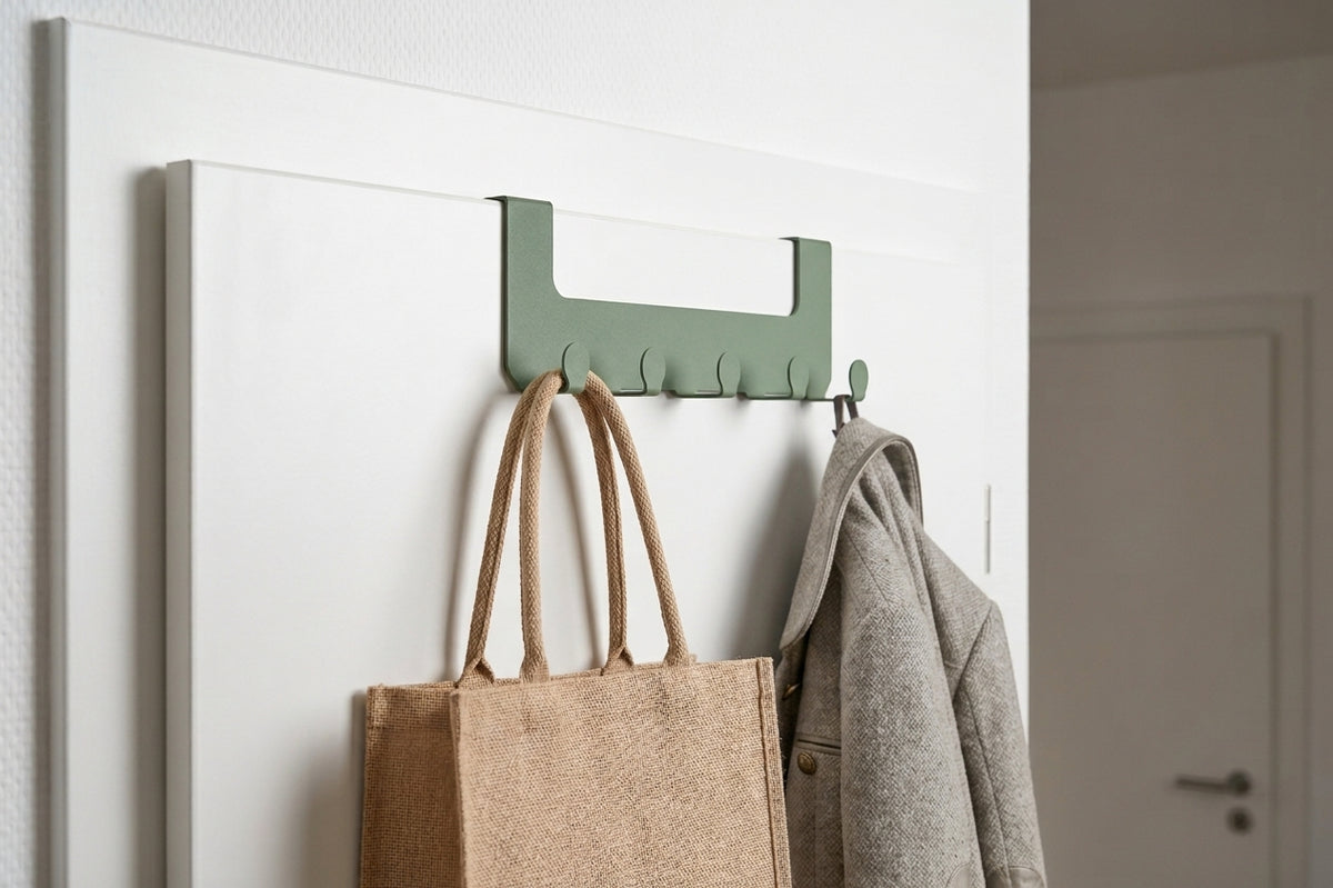 JOSH – Türgarderobe ohne Bohren | Türhakenleiste mit 5 Haken aus Stahl - green forest