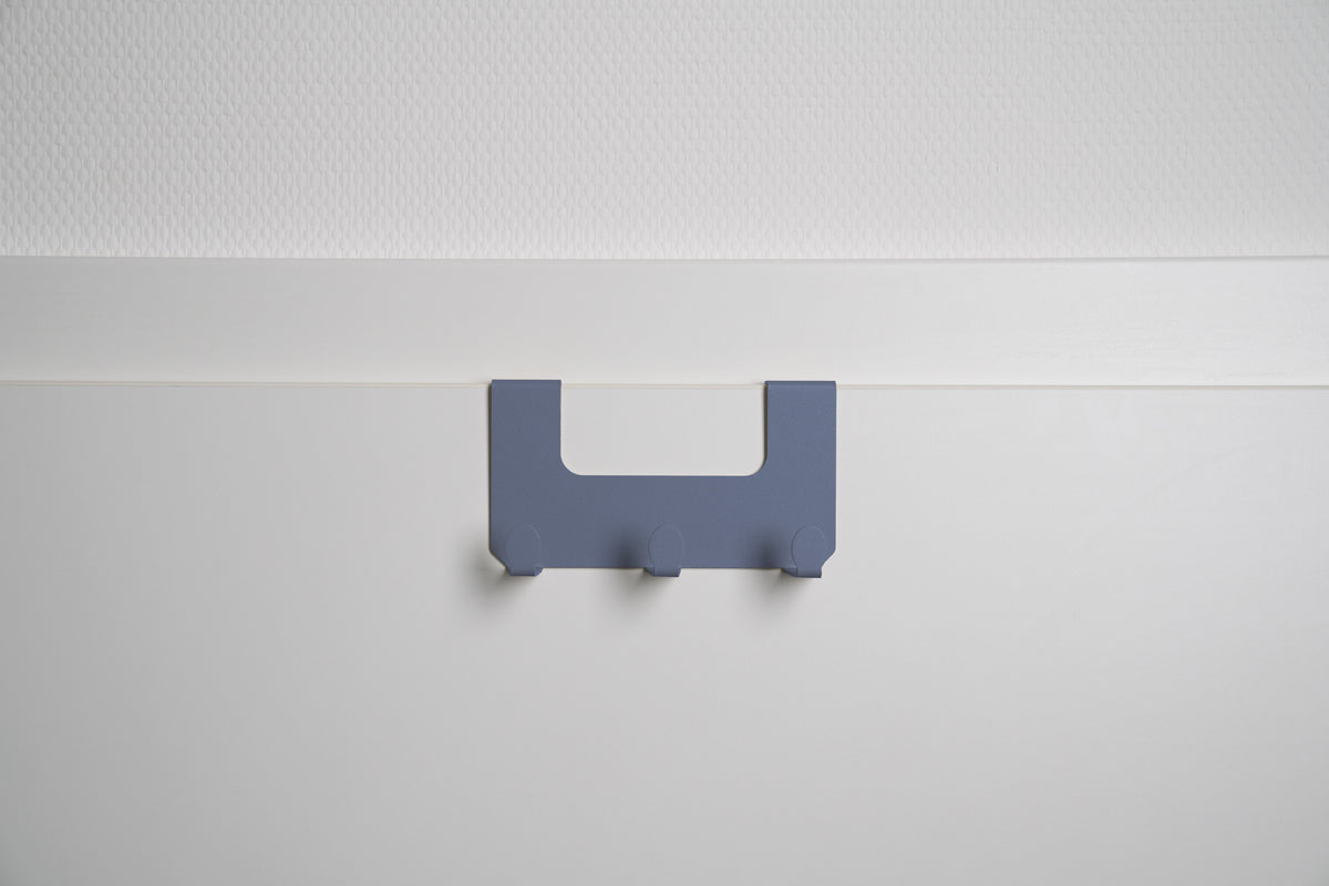 JOSH – Türgarderobe ohne Bohren | Türhakenleiste mit 3 Haken aus Stahl  - blue lagoon