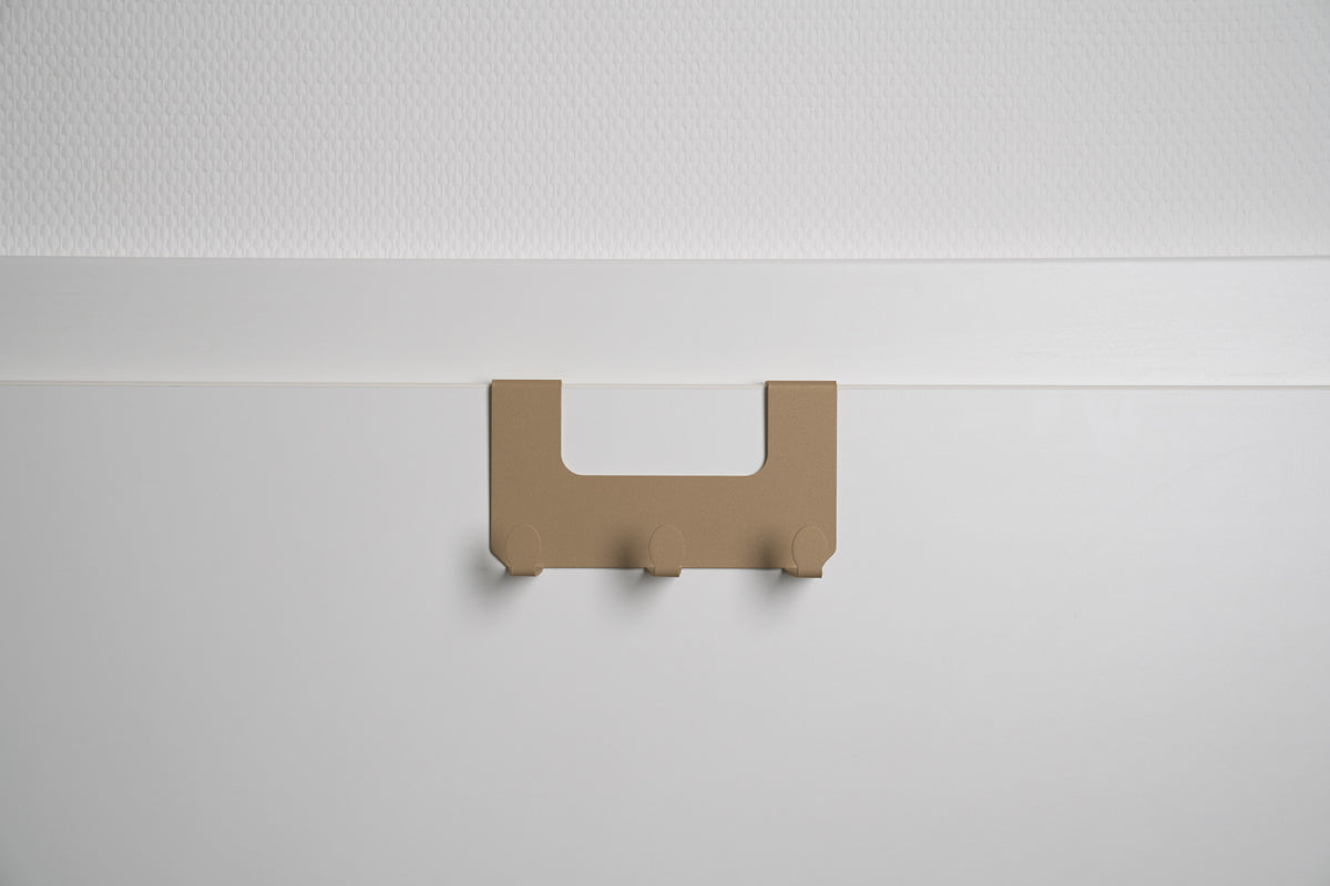 JOSH – Türgarderobe ohne Bohren | Türhakenleiste mit 3 Haken aus Stahl - golden toffee