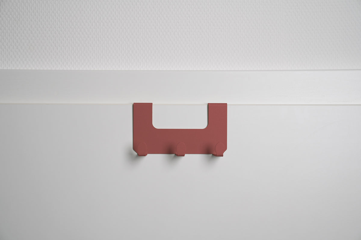 JOSH – Türgarderobe ohne Bohren | Türhakenleiste mit 3 Haken aus Stahl  - red chili