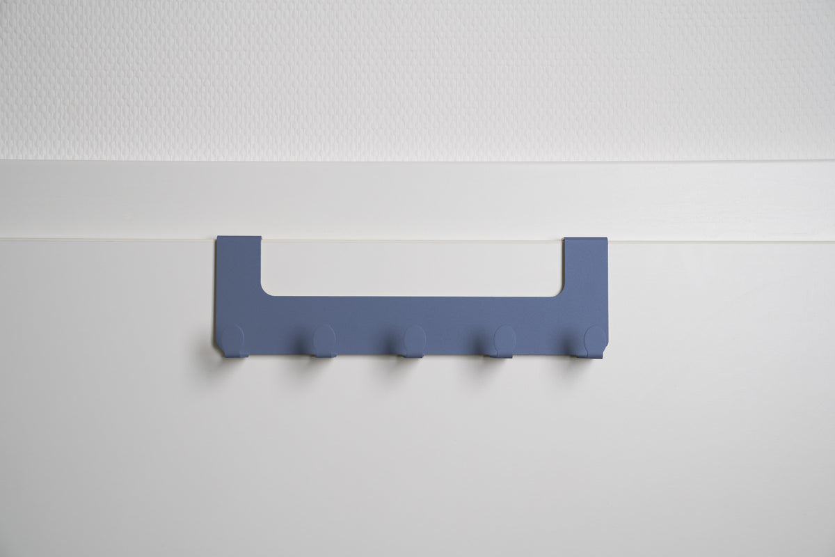 JOSH – Türgarderobe ohne Bohren | Türhakenleiste mit 5 Haken aus Stahl - blue lagoon