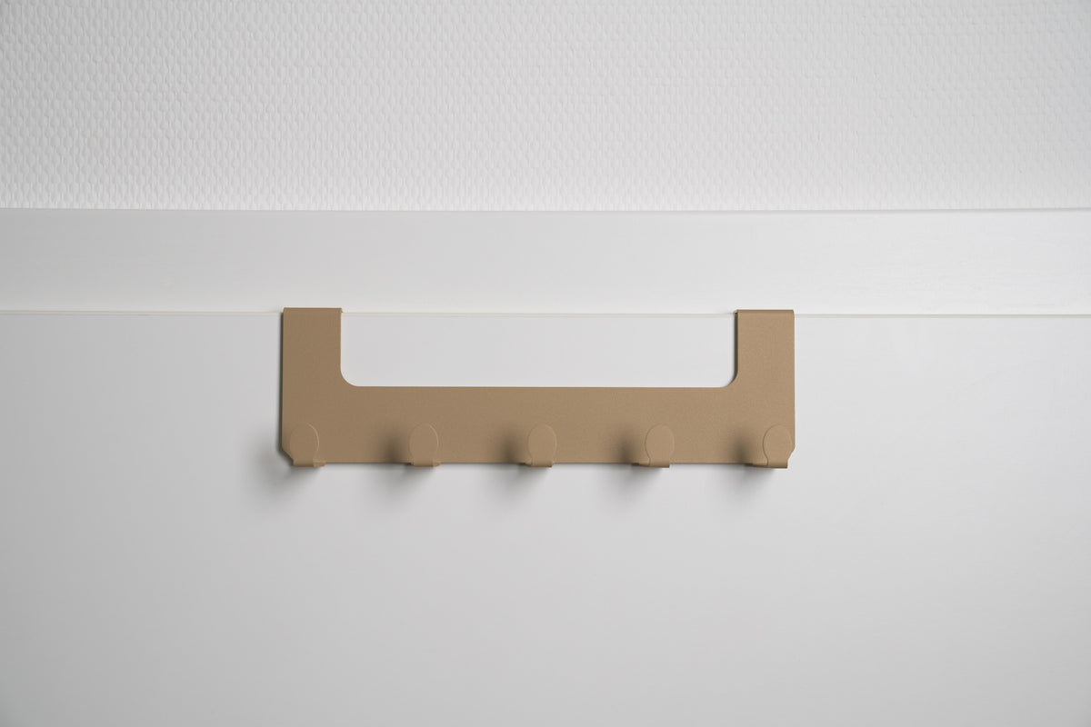 JOSH – Türgarderobe ohne Bohren | Türhakenleiste mit 5 Haken aus Stahl - golden toffee
