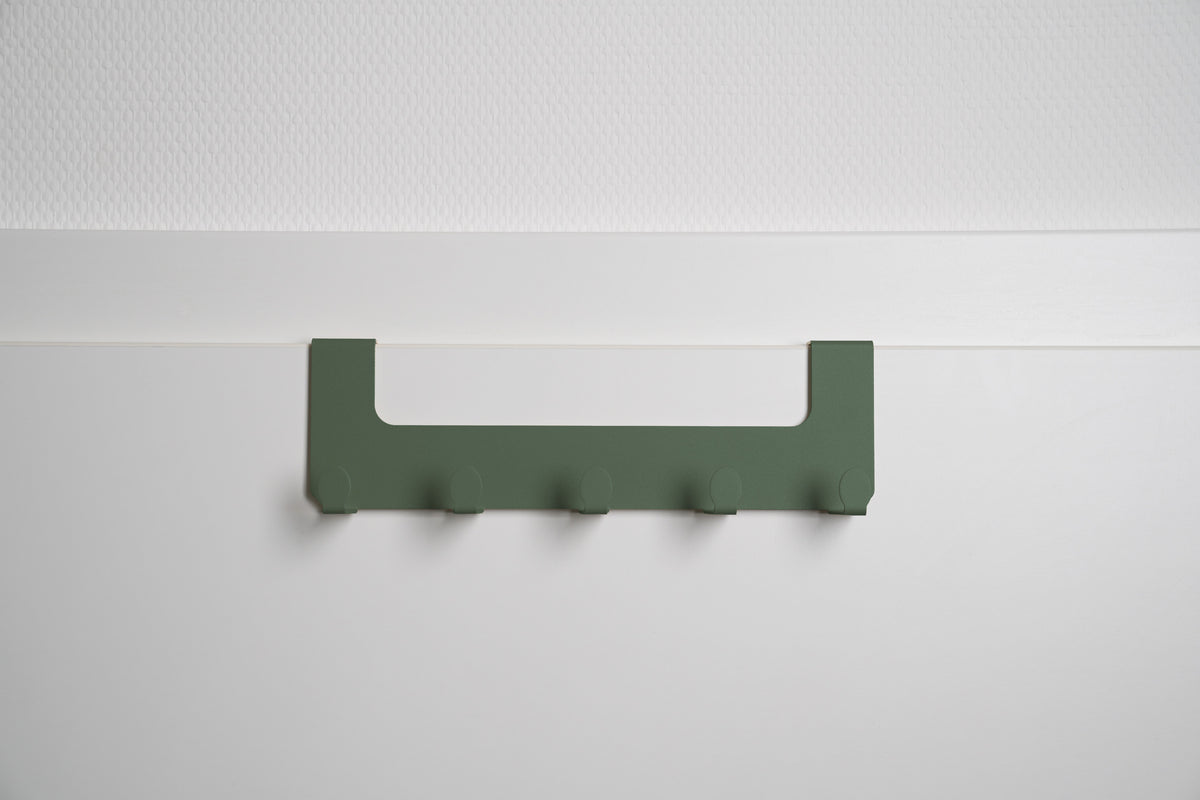 JOSH – Türgarderobe ohne Bohren | Türhakenleiste mit 5 Haken aus Stahl - green forest